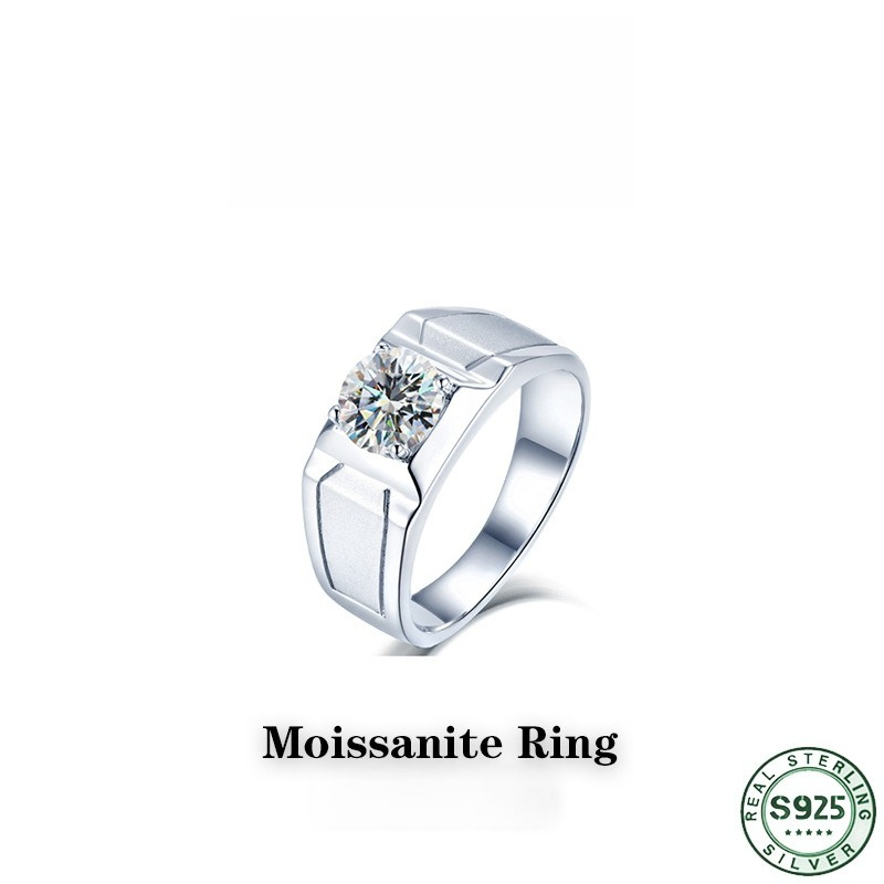 Moissanite Engagement Ring 1 Carat - 人気商品のS925スターリングシルバー製リング。幅広のデザインで存在感のある、1カラットのモアッサナイトをあしらった男性用リング。婚約指輪や結婚指輪としても最適。