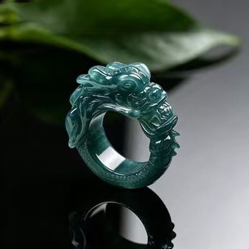 Rings - A級の翡翠を使用した、青い水模様の龍が彫刻された指輪。精巧な立体的な龍の頭部のデザインが施されており、大胆でスタイリッシュな印象を与える。