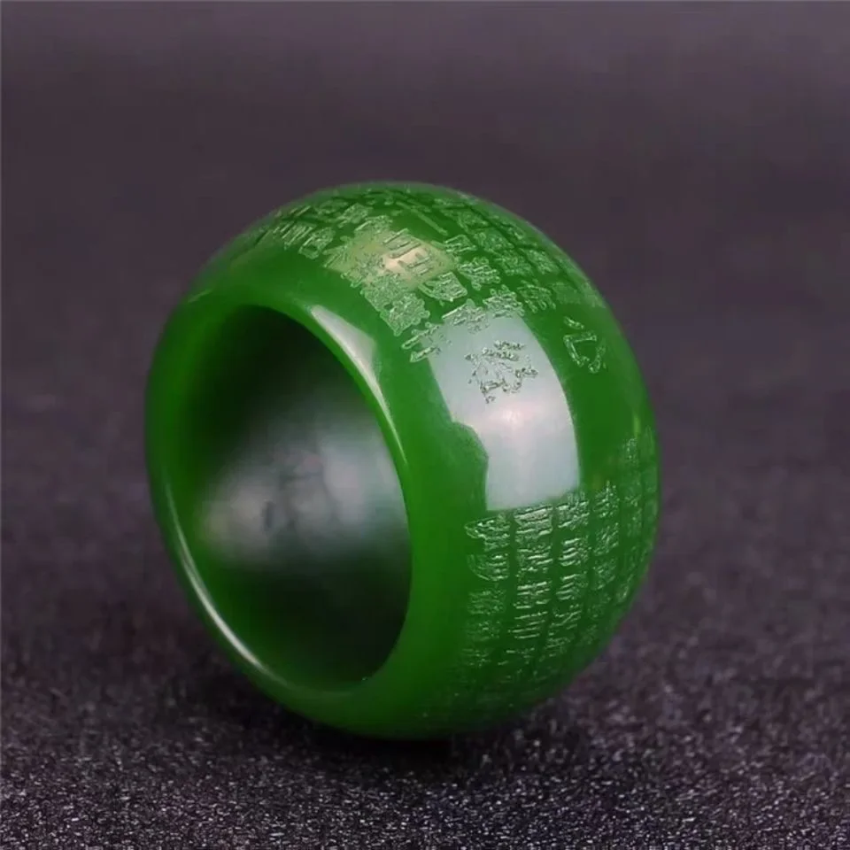 Rings - 天然の緑色の翡翠製、22mmのリング。ハート型のデザインで、経絡を象徴する。仏教の護符としても使用可能。ファッションアクセサリーとしても、手彫りの工芸品として、また贈り物としても最適。男女兼用。