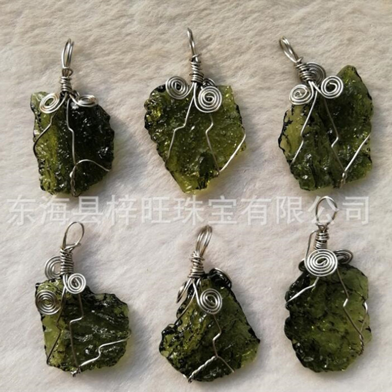 Crystal Pendant Necklace Natural Stone - 1 個ホットセール A++ 天然モルダバイトグリーンエアロライトクリスタルストーンペンダントエネルギー厄除け無料ロープユニークなネックレス