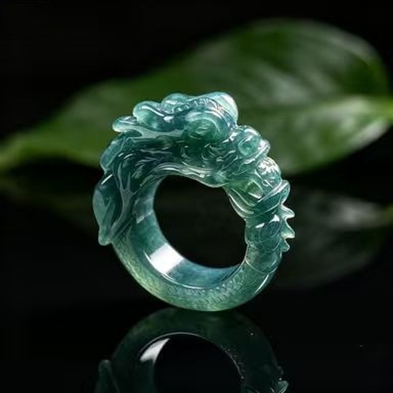 A級の翡翠を使用した、青い水模様の龍が彫刻された指輪。精巧な - Rings のレビューと価格