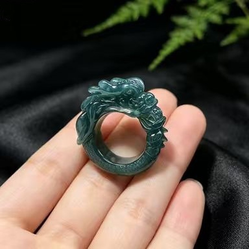 A級の翡翠を使用した、青い水模様の龍が彫刻された指輪。精巧な - Rings のレビューと価格