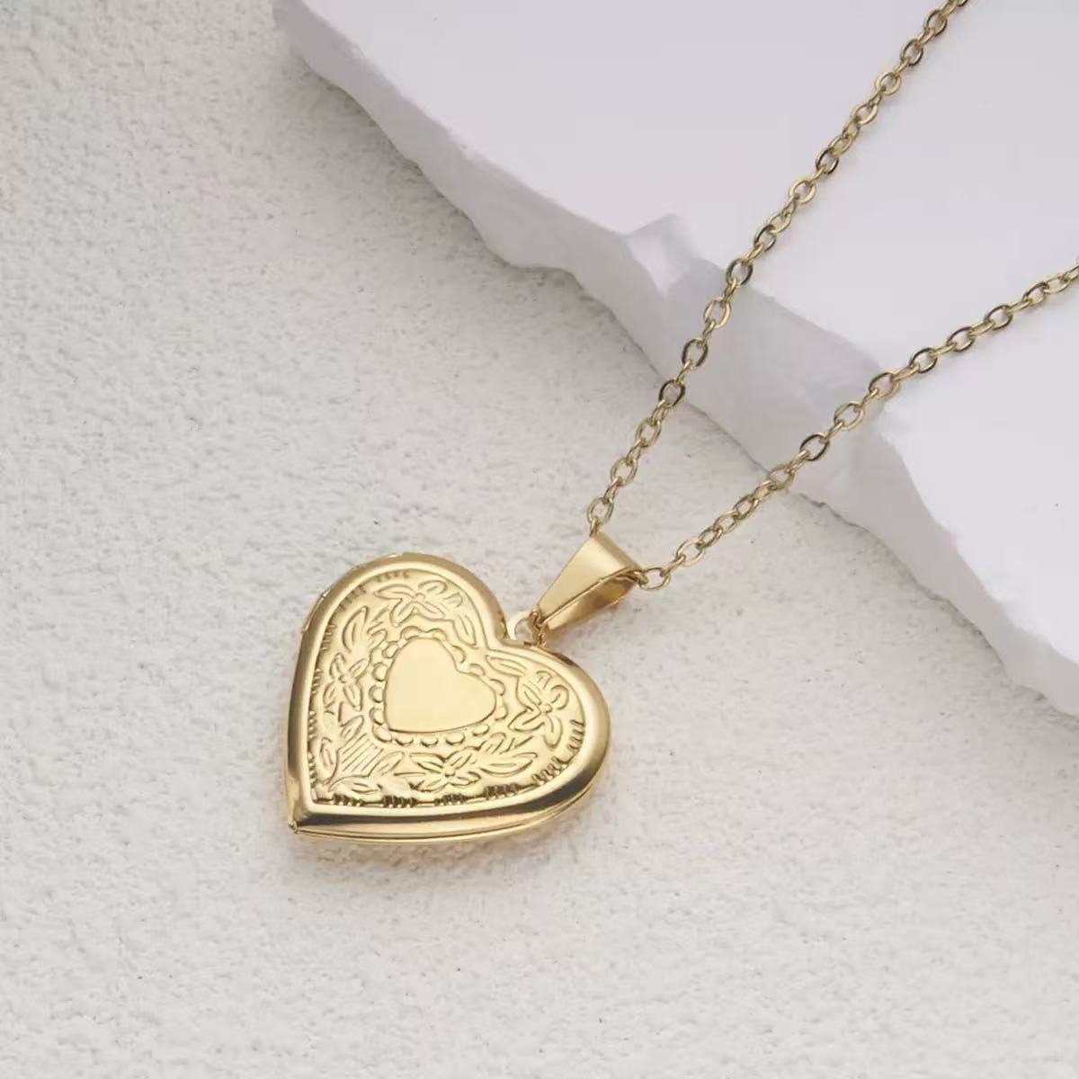 ロマンチックなハート型ロケットペンダント 女性用 ゴールド  - Heart Locket Necklace Photo のレビューと価格