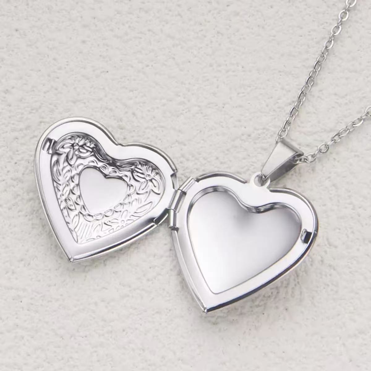 ロマンチックなハート型ロケットペンダント 女性用 ゴールド  - Heart Locket Necklace Photo のレビューと価格