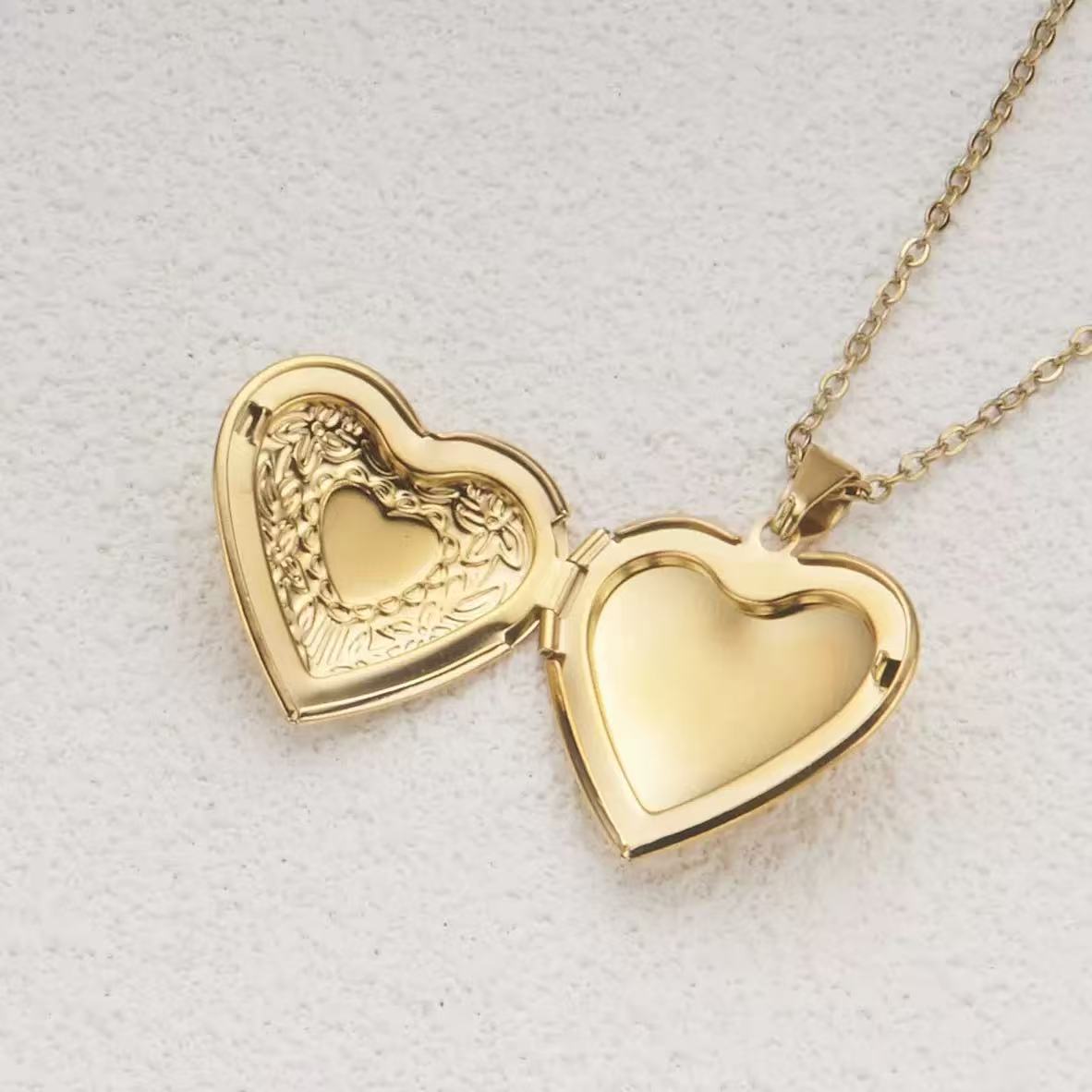 ロマンチックなハート型ロケットペンダント 女性用 ゴールド  - Heart Locket Necklace Photo のレビューと価格