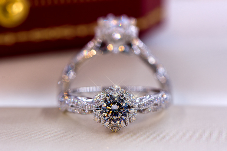 ホローフラワースター S925 スターリングシルバーリング  - Moissanite Engagement Ring 1 Carat のレビューと価格
