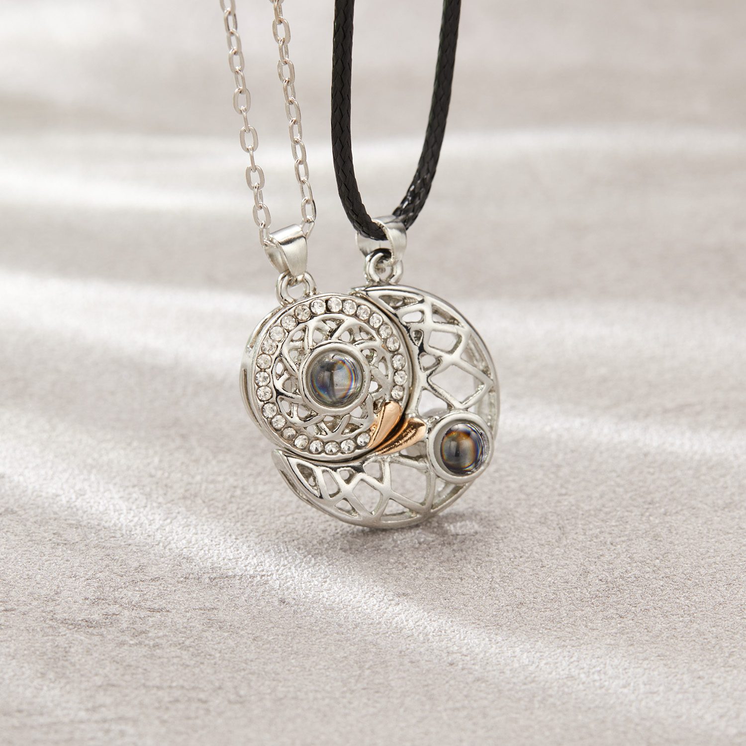 ロマンチックな磁気日月カップルマッチングネックレス 100  - Magnetic Couple Matching Necklaces のレビューと価格